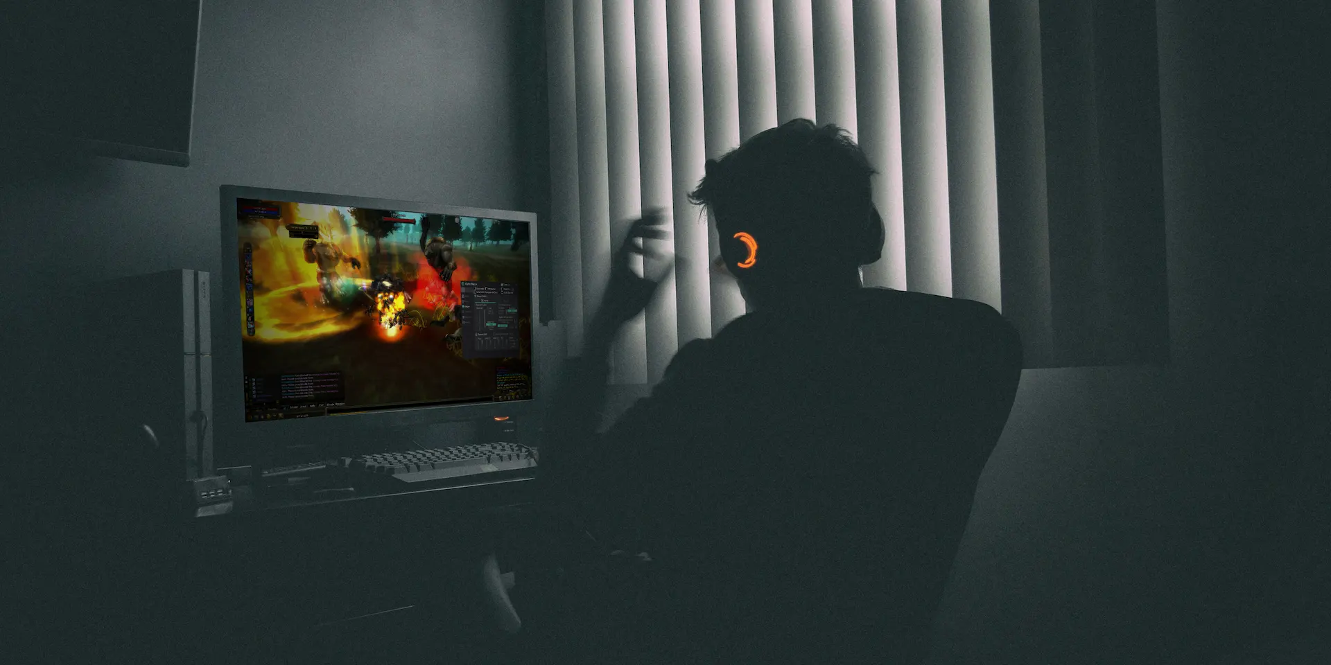 Knight Online'da farm yapan bir karakterin arkasında Optiv Macro arayüzü